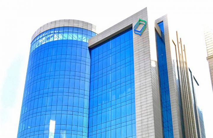 Amrahbank baş ofisinin fasadı