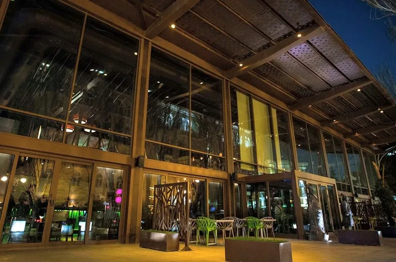 Chinar Restaurant-in axşam fasadı