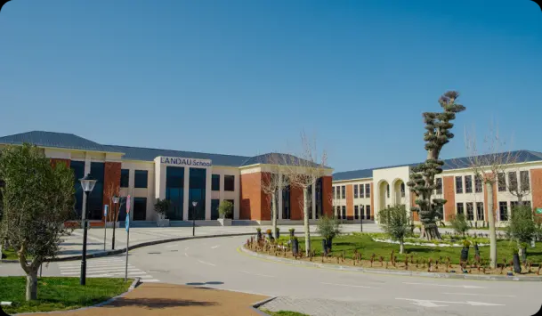 Landau məktəbəqədər təhsil mərkəzinin fasadı