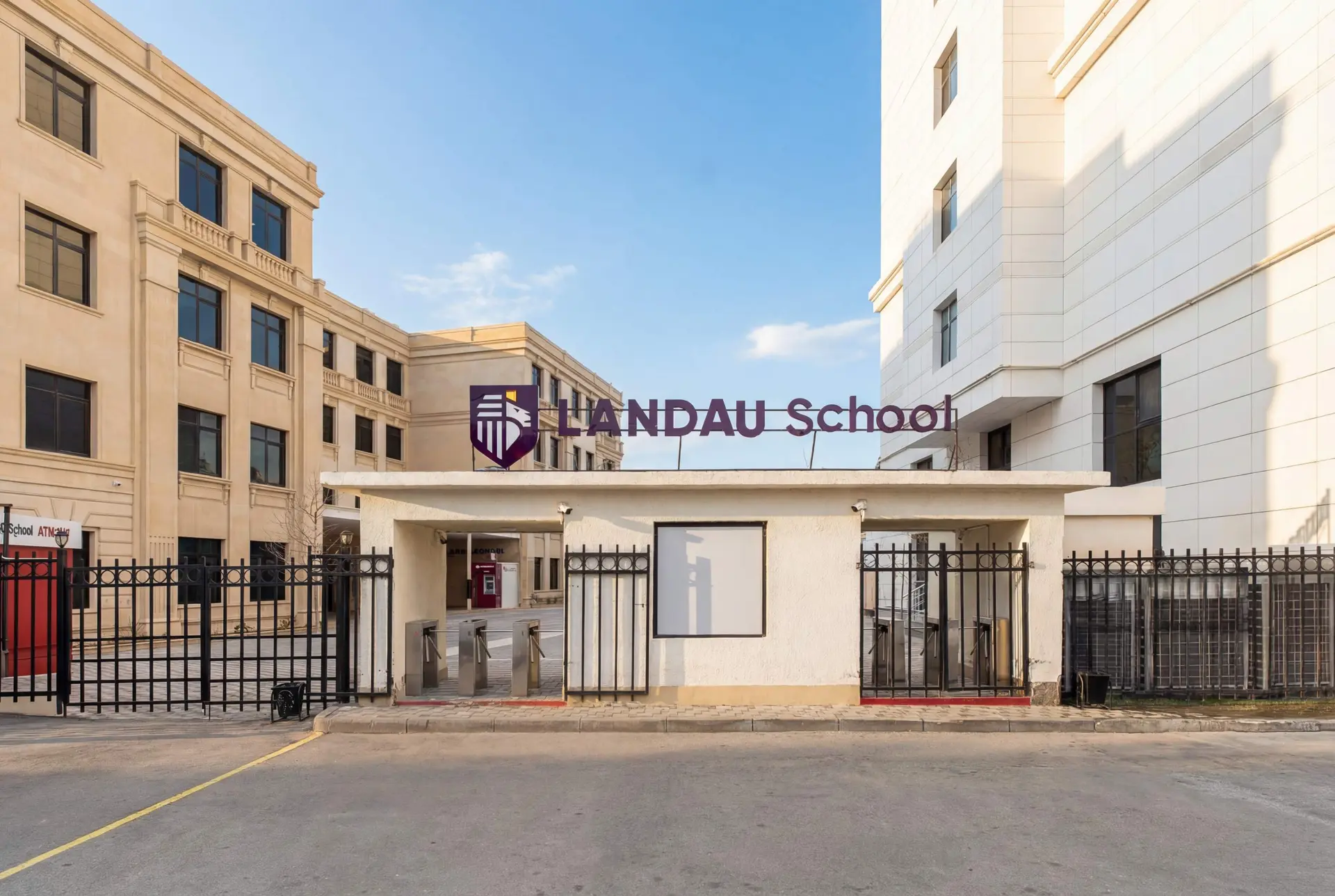 Landau Bayıl məktəbinin əsas girişi
