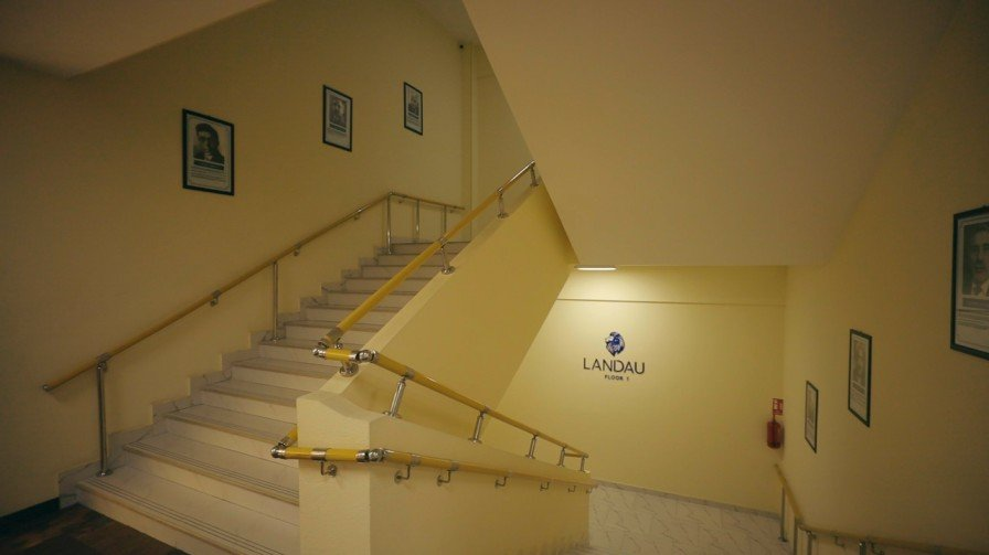 Landau Bayıl məktəbinin pilləkəni