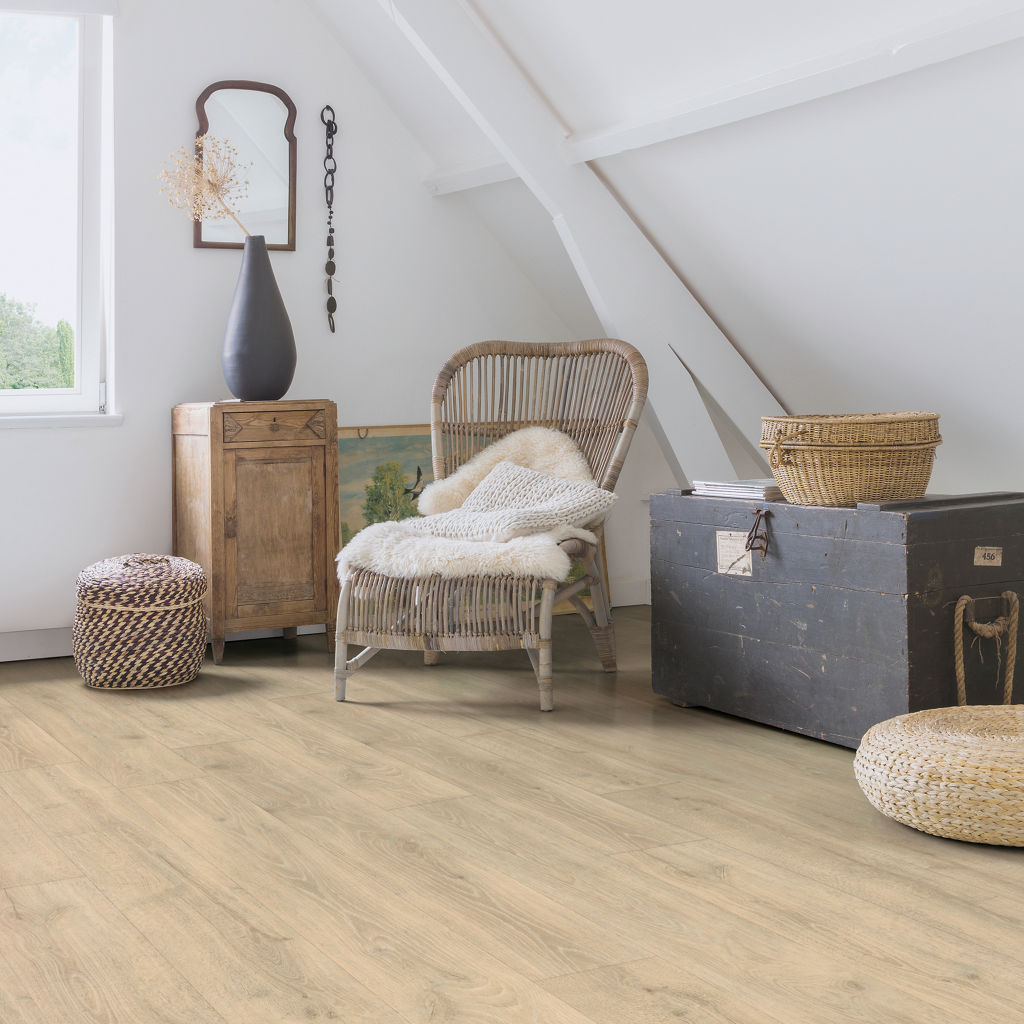 Quick-Step Majestic MJ3545 laminatı ilə açıq rəngli interyer
