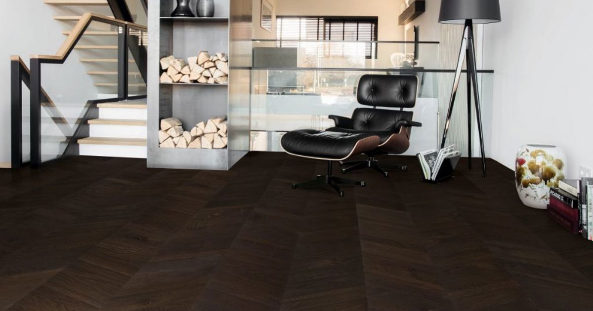 Quick-Step Intenso parketi ilə tünd rəngli qonaq otağı