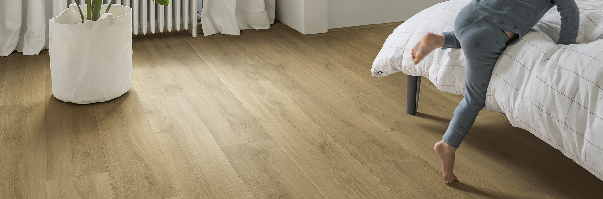 Quick-Step Signature SIG4762 laminatı ilə yataq otağı