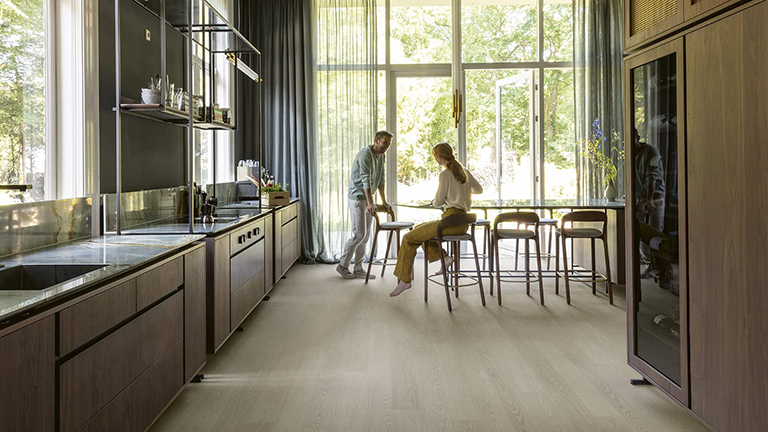 Quick-Step Alpha Vinyl AVSP40280 döşəməsi ilə mətbəx