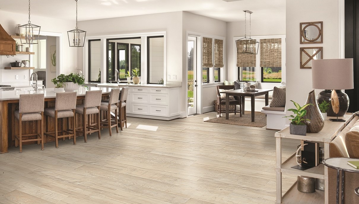 Quick-Step Sango Sugar Maple laminatı ilə mətbəx və qonaq otağı