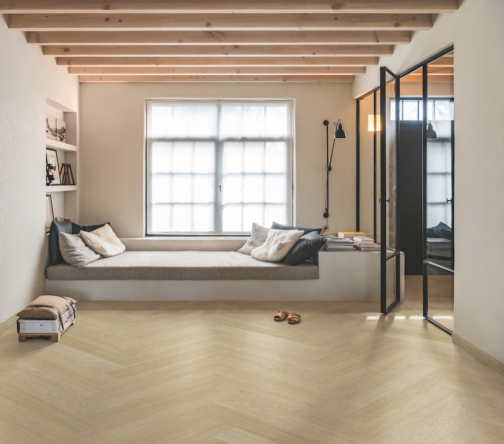 Quick-Step Vinyl Flex balıq sümüyü naxışlı döşəmə ilə interyer